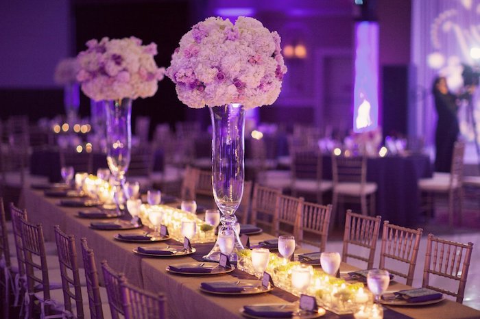 deko hochzeit, langer tisch, viele teelichtlater, weiße und rosa blüten, blumengestecke aus glas