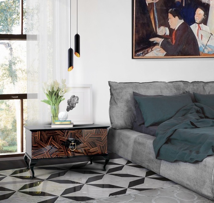 deko ideen schlafzimmer, graues bett, hängelampen in schwarz und gold, glasvase mit weißen tulpen