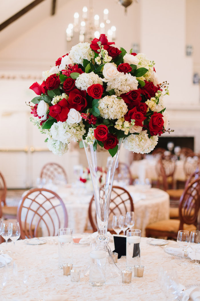 dekoration hochzeit, hohes blumengesteck aus glas, rote rosen, weiße hortensien