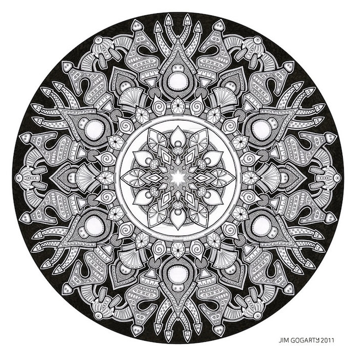 mandala zum ausdrucken, ein bild mit einem großen schwarzen kreis mit vielen kleinen grauen figuren und wersen, eine kleine weiße mandala blume zum ausmalen