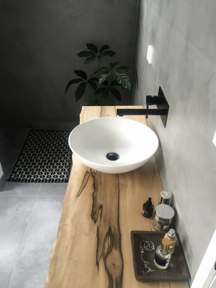 Badezimmer Ideen für kleine Bäder, ein rundes Waschbecken, Platte aus Holz, Betonboden und Wände