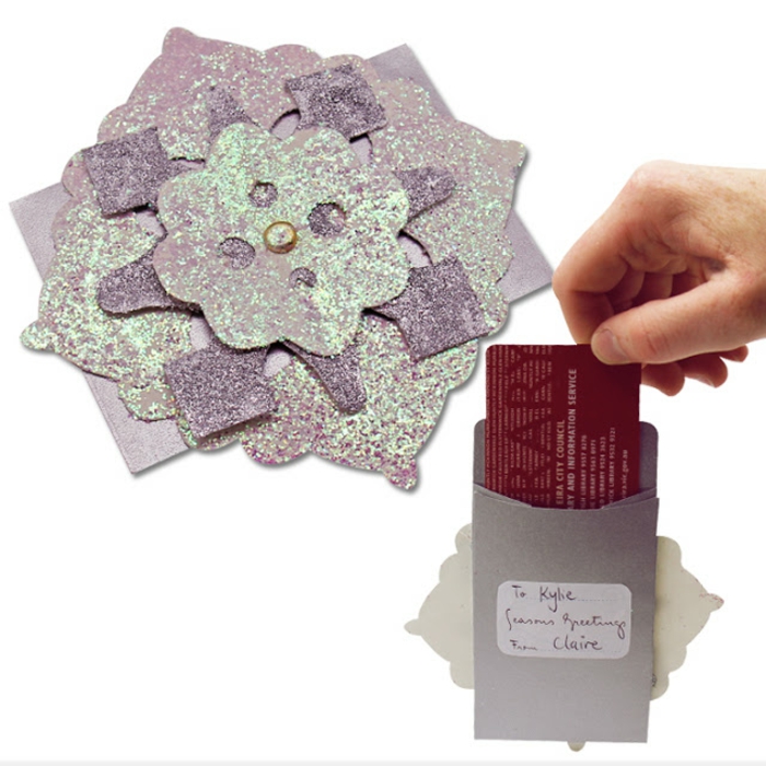 lila Karte mit Verzierung wie eine Schneeflocke, Gutschein selber machen, roter Gutschein