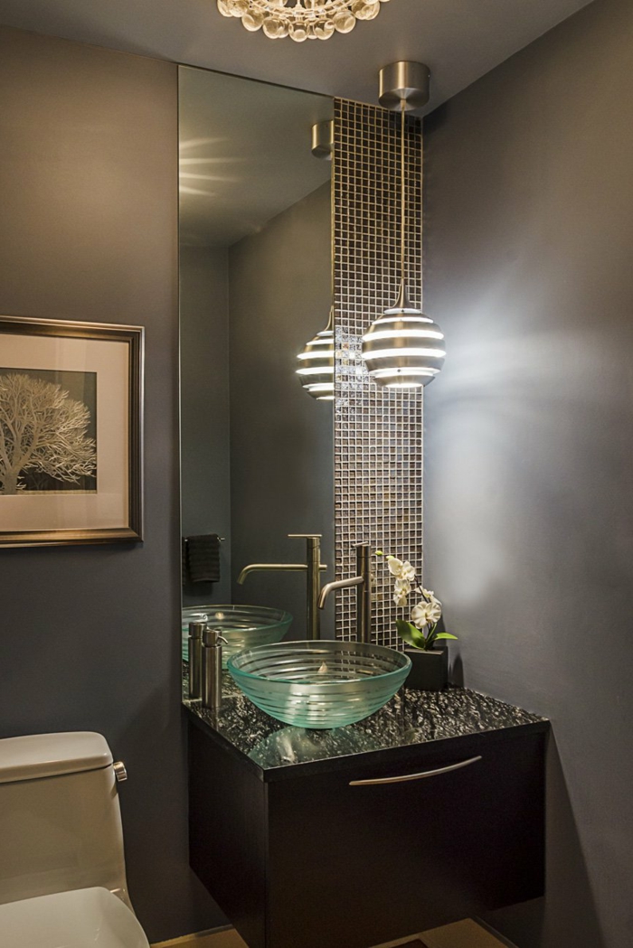 Badezimmer Gestaltungsideen, ein großer Spiegel, Mosaikfliesen, ein Waschbecken aus Glas