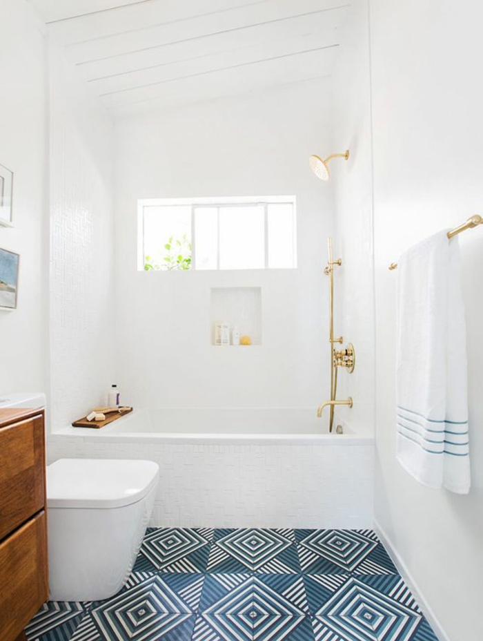 kleines Badezimmer Gestaltungsideen, blaue Fliesen, ein weißes Tuch, weiße Badewanne