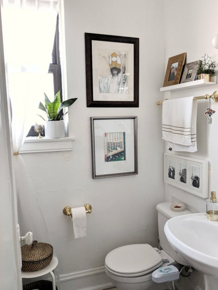 ein winziges Badezimmer Gestaltungsideen, kleine Bilder als Dekoration, klassisches Waschbecken
