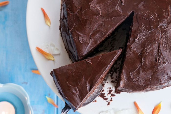 Schokoladentorte, schneller Kuchen, es sieht so lecker und schön aus, ein Stück Schokoladenkuchen