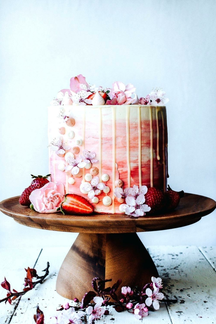 ein rosa Kuchen mit Fondant Blumen als Dekoration, schneller Kuchen aus Erdbeeren