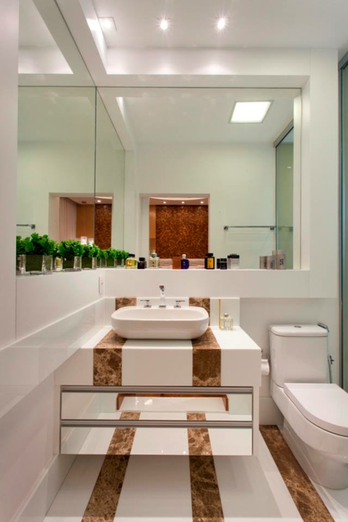 eine Spiegelwand, Badezimmer Gestaltungsideen, weiße und braune Fliesen, Deckenleuchten