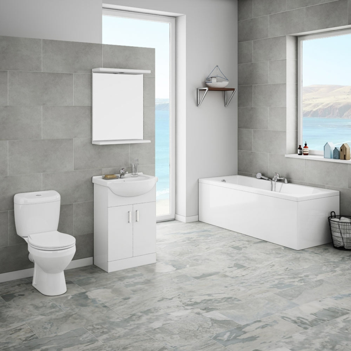 grauer Boden, graue Wandfliesen, schöne Badezimmer, eine Badewanne in der Ecke, weißes Badmöbel Set