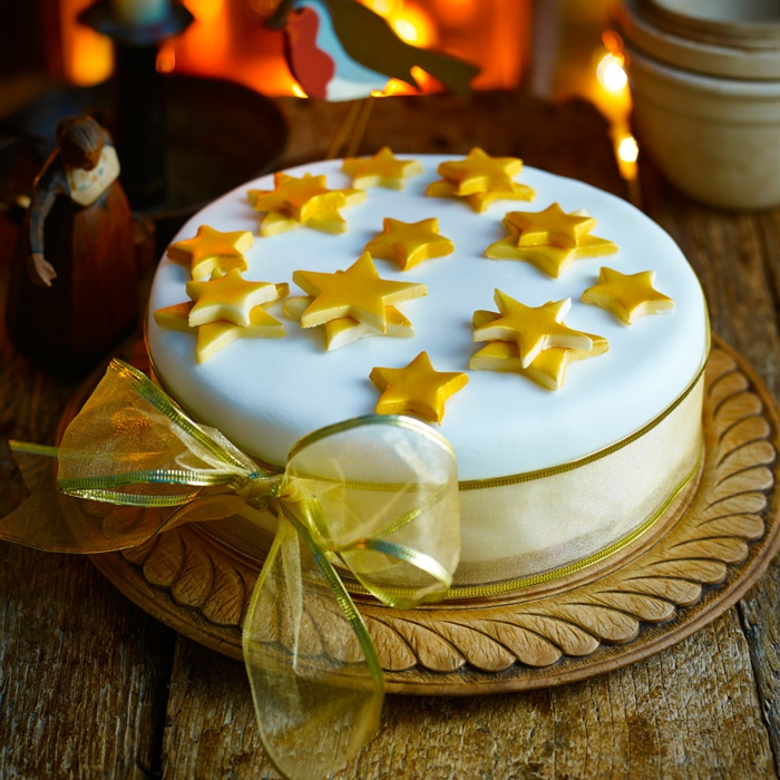 schöne Torte zur Taufe, gelbe Sterne, gelbe Schleife, schneller Kuchen mit Fondant