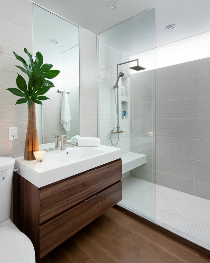 eine schöne Dekoration vom kleinen Badezimmer, schöne Badezimmer mit ausgelassener Duschkabinen