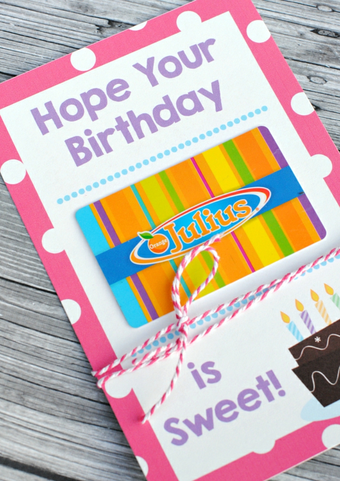 Geschenkgutschein verpacken zum Geburtstag, eine Karte mit bemalter Torte