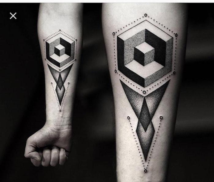 arm tattoo ideen, eine hand mit einem schwarzen großen tattoo mit shcwarzen dreiecken und geometrischen formen, symbol für stärke, ein tattoo mit schwarzen punkten und dreiecken