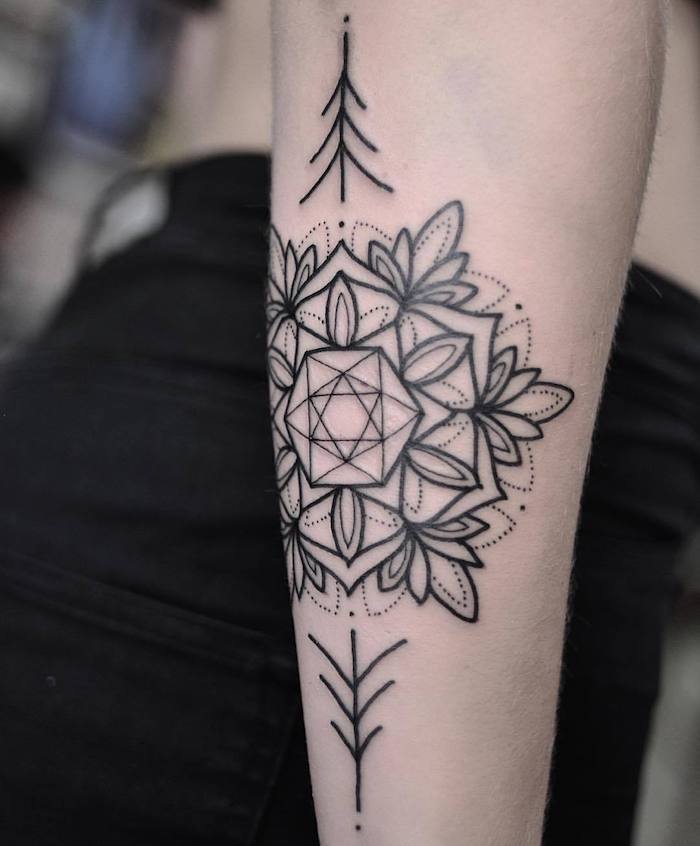 geometrische tattoos für frauen, eine hand mit einem tattoo mit geometrischen formen und mit weißen und schwarzen blumen und schwarzen blättern, frauen tattoos ideen