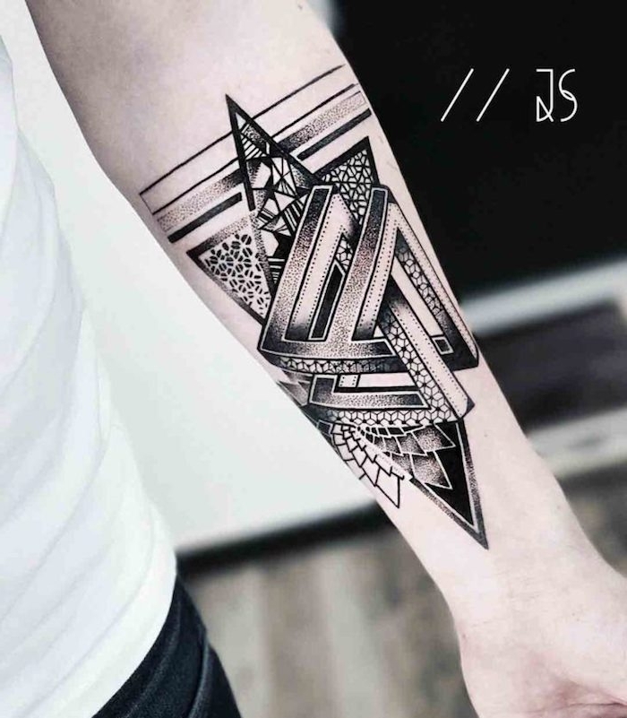eine hand mit einem symbol für stärke, eine hand mit einem arm tattoo mit geometrischen formen und mit schwarzen dreiecken 