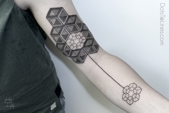 tattoos für männer, eine hand mit vielen schwarzen und weißen blumen und geometrischen formen, arm tattoo motive