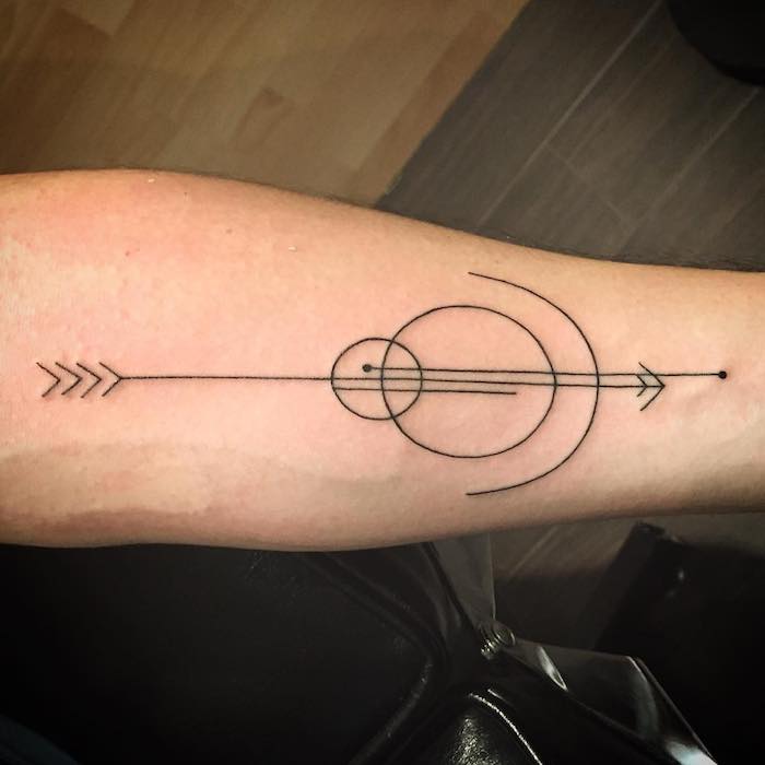 eine hand mit einem schwarzen pfeil mit schwarzen federn, ein hand mit einem arm tattoo, mit geometrischen formen
