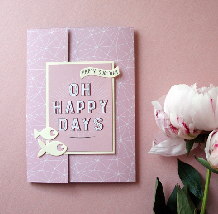 rosa Karte und rosa Blumen, Geschenkgutschein verpacken, mit Glückswunsch zum Sommer