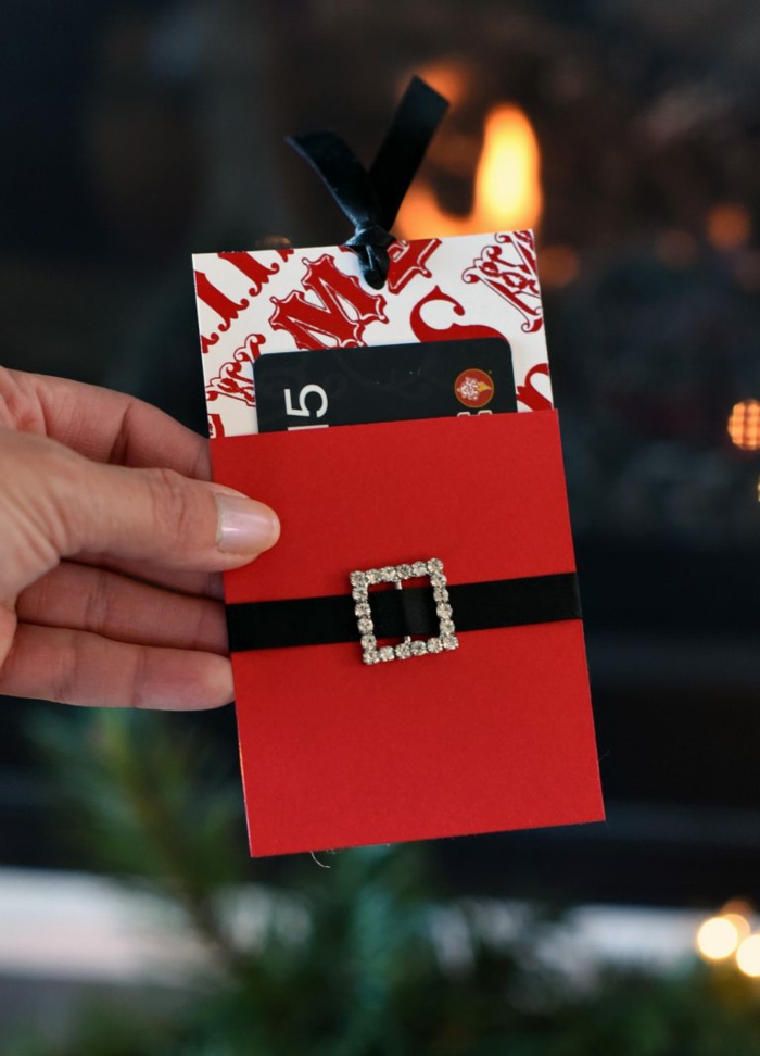 ein Päckchen in roter Farbe, Geschenkgutscheine verpacken zu Weihnachten