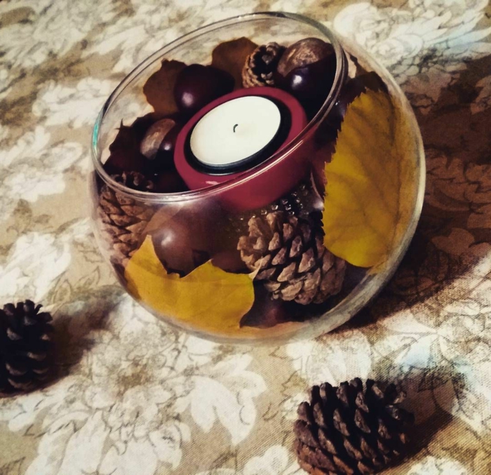 Kastanien Deko, eine Schale mit Kastanien, Zapfen, Laub und ein kleine Teelicht, schöne Herbstdeko