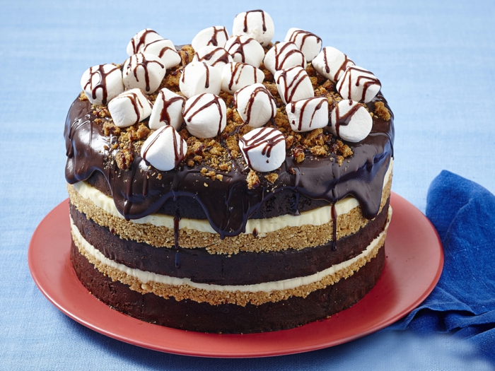 Kuchen Rezepte einfach und schnell, Schokoladenkuchen, weiße Marshmallows, Schokolade Glasur