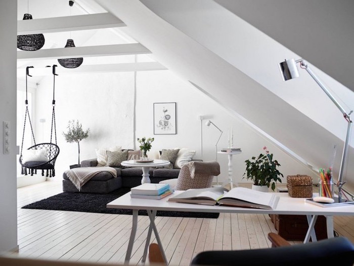 schwarz weißes gemütliches wohnzimmer mit einem hängesessel im hintergrund, schreibtisch