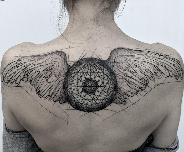 engel tattoos für frauen, kreis mit flügeln, geometrische motive, blackwork