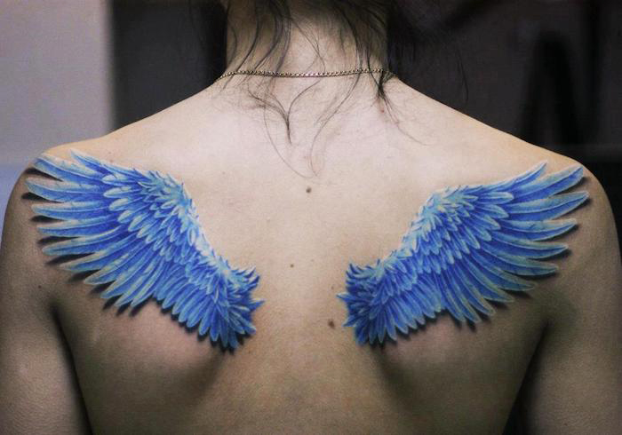 engel tattoos für frauen, engelsflügel mit blauen federn, 3d tätowierung, zwei flügel