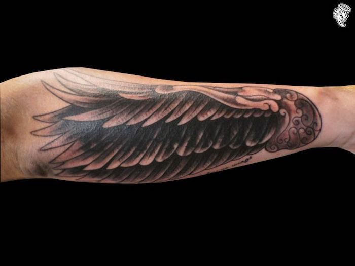 engelsflügel tattoo arm, großer flügel am unterarm, realitisches design