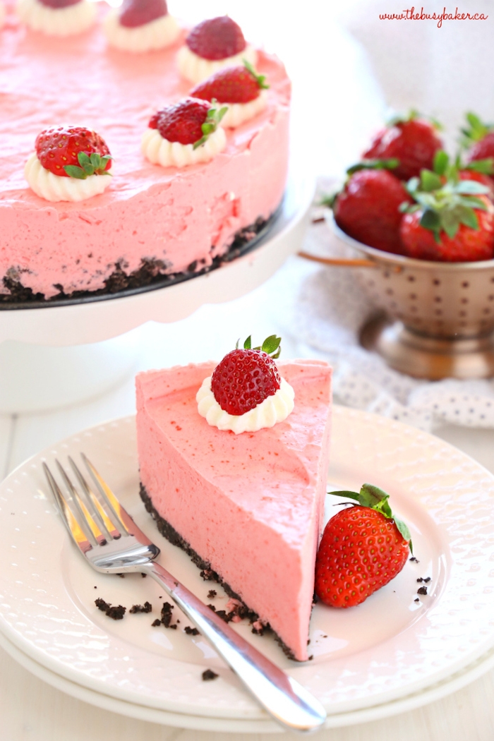 erdbeeretorte ohne backen, rosa creme, sahne mit erdbeeren, stück torte