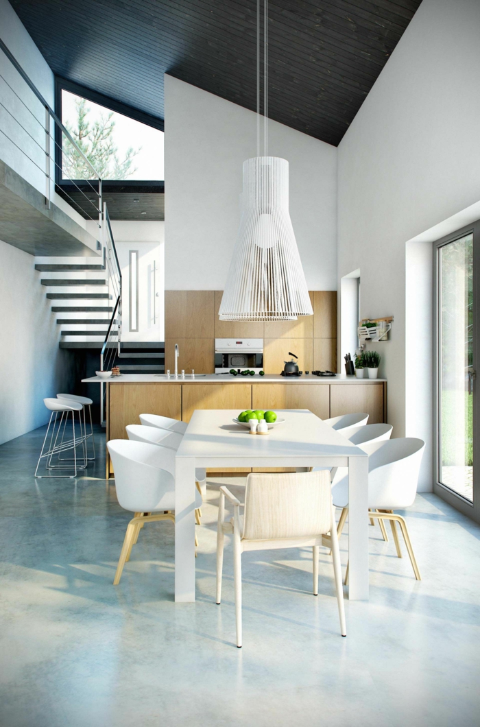 ein großer, weißer Tisch mit sieben Stühlen, eine Küche im Hintergrund, Lampenschirme