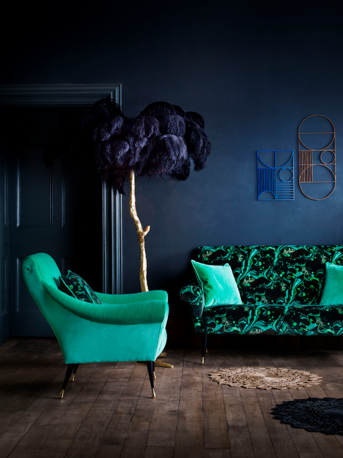 farbpalette grün, designer möbel, dunkelblaue wandfarbe, sitzmöbel aus samt, boden aus holz