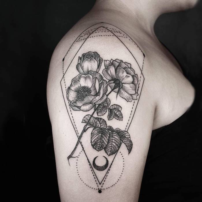 eine frau mit einer hand mit einem großen schwarzen tattoo mit drei schwarzen rosen und blättern und einem schwarzen mond, geometrische tattoos für frauen 
