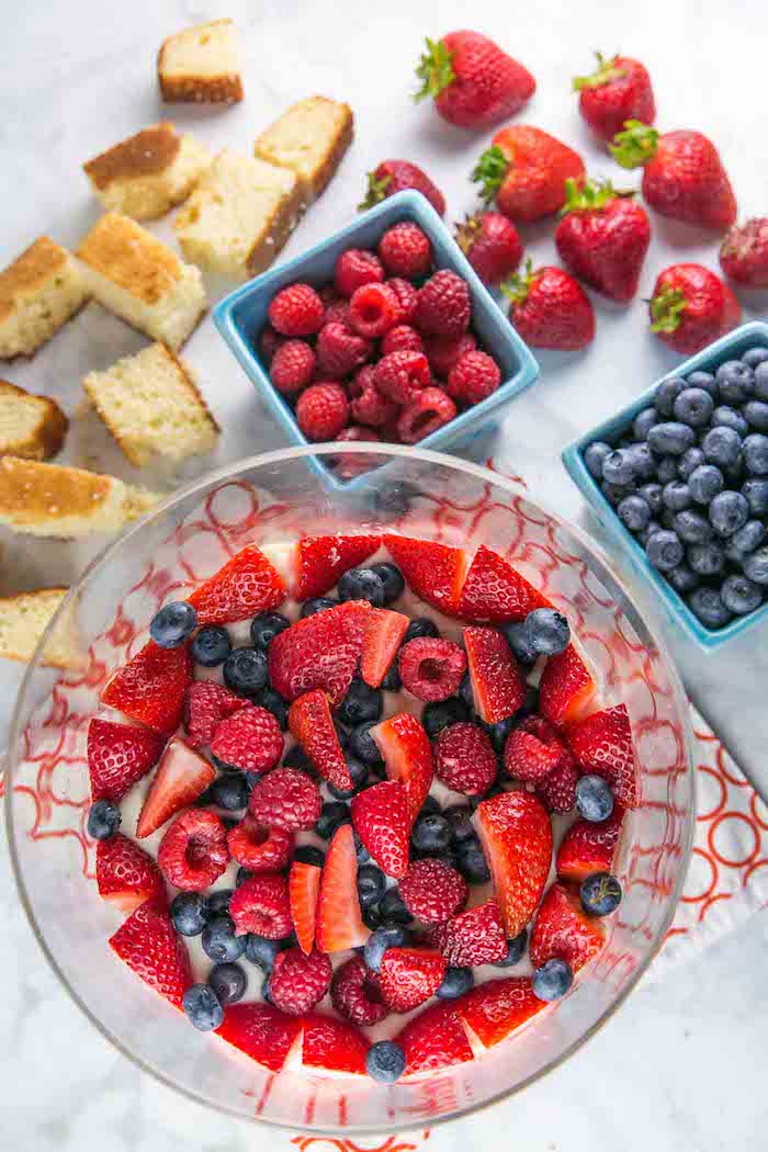 Torte mit Vanillecreme, Erdbeeren und Blaubeeren selber machen, leichtes Rezept für Sommertorte
