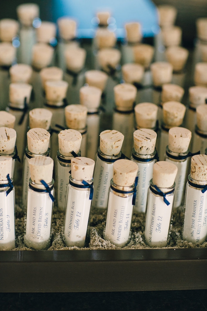 Kleine Flaschen mit Botschaften, originelle Geschenke für Hochzeitsgäste, mit blauen Bändern
