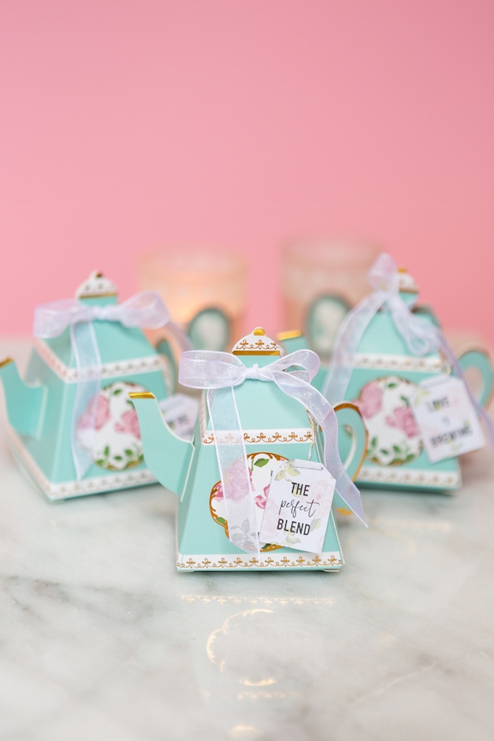 Kleine Schachtel in Form von Teekanne mit weißem Band, Hochzeitsgeschenke für Gäste