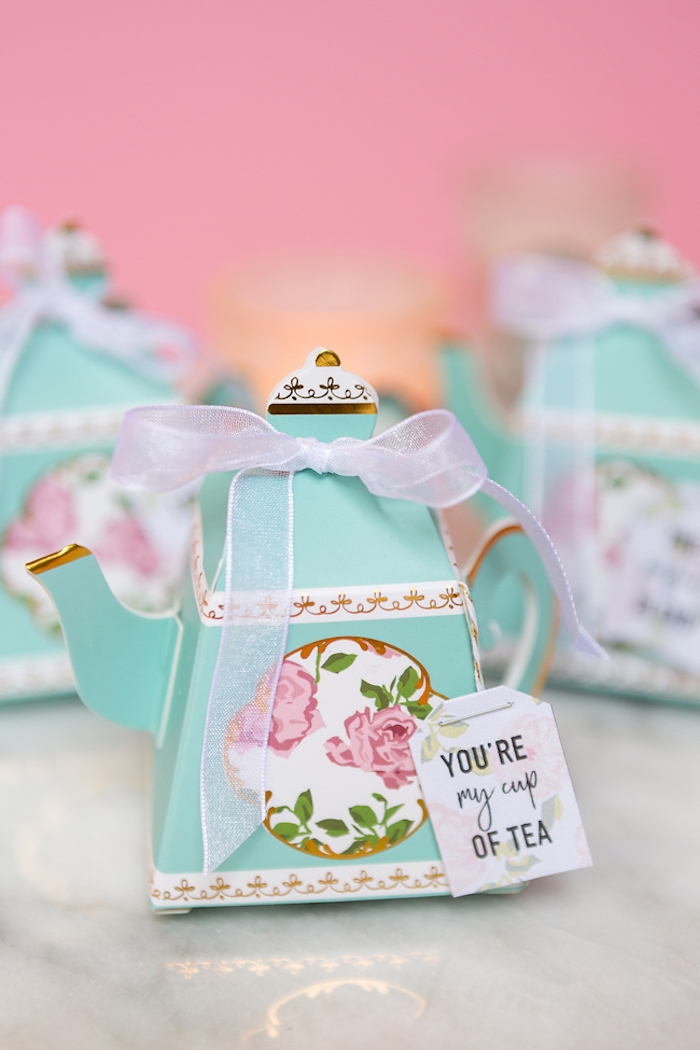 Kleine Schachtel in Form von Teekanne mit Blumenmuster, Tee für die Hochzeitsgäste