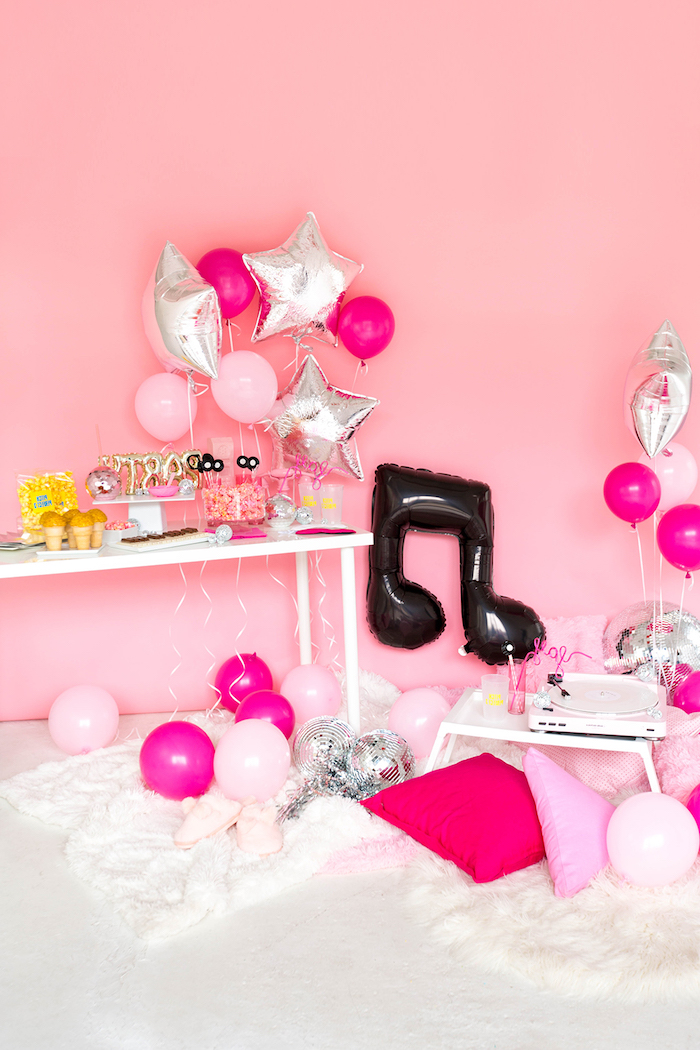 Bunte Ballons in Form von Noten und Sternen, Geburtstagsparty für Mädchen planen
