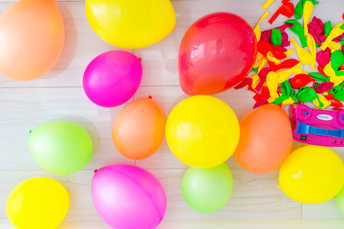Bunte Ballons für Geburtstasgparty aufblasen, Ideen für schöne Party für Kinder