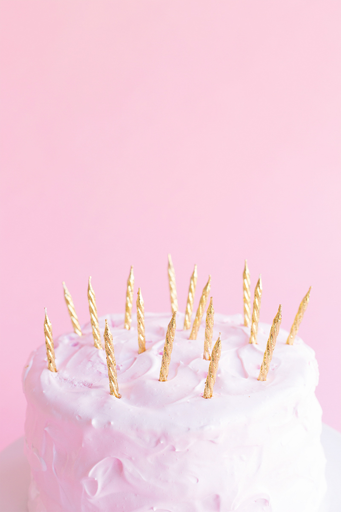 Leckere Geburtstagstorte mit weißer Glasur, Kerzen mit goldenem Glitter, Ideen für Kindergeburtstag