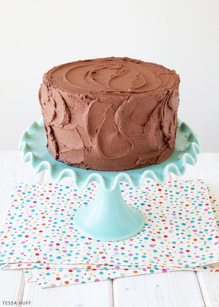 Dreistöckige Torte mit Schokoladencreme selber backen und dekorieren, leichtes Rezept