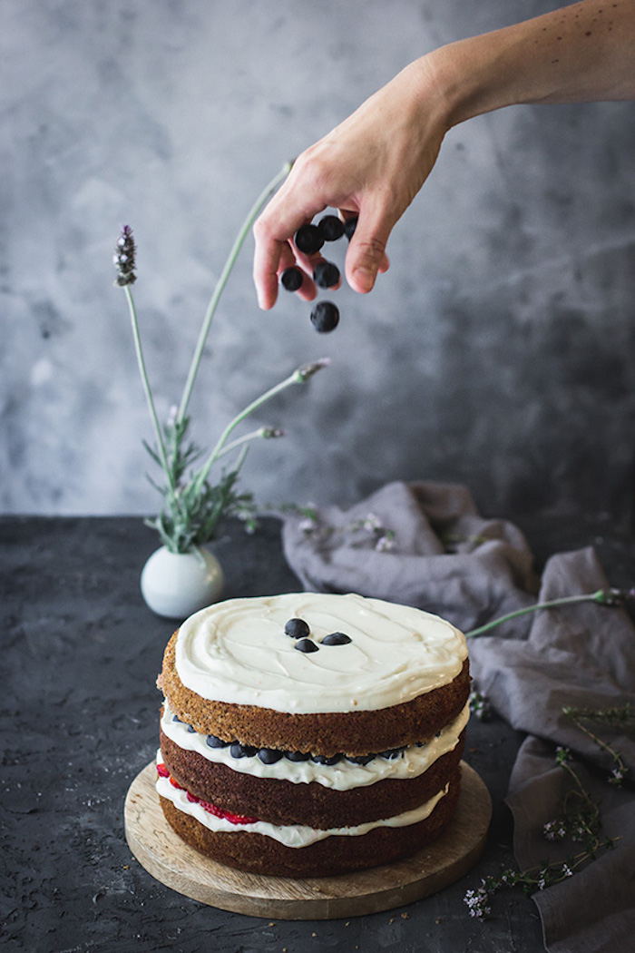 Dreistöckige Torte mit Vanillecreme, Blaubeeren und Erdbeeren, einfaches Rezept für Sommertorte