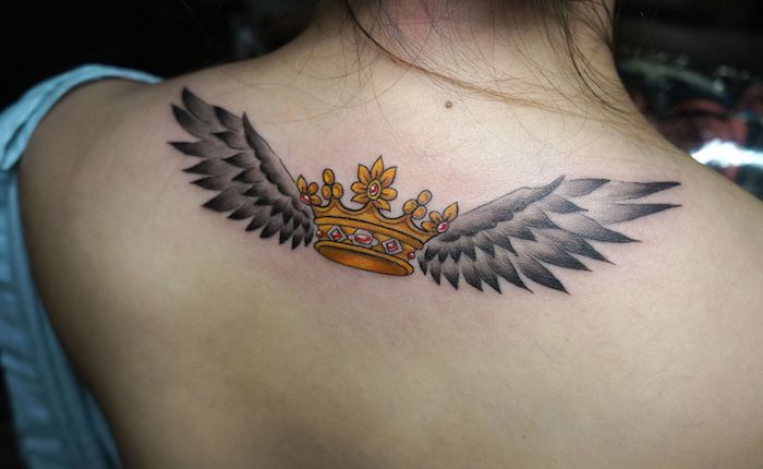 gedenk tattoo am rücken, goldene krone mit roten kristallen, frau, symbol