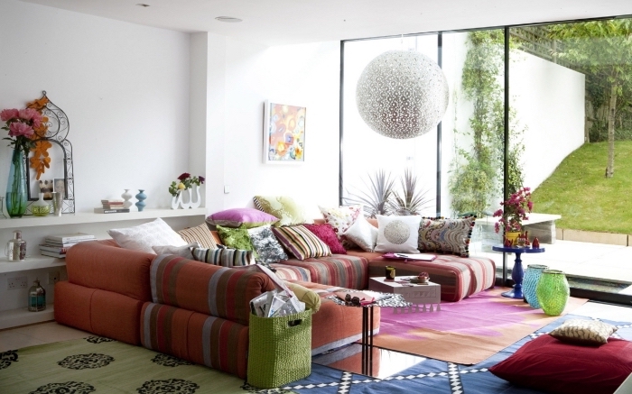 wohnzimmer deko ideen in bunten farben, krasse dekorationen teppich sofa aus kissen, garten