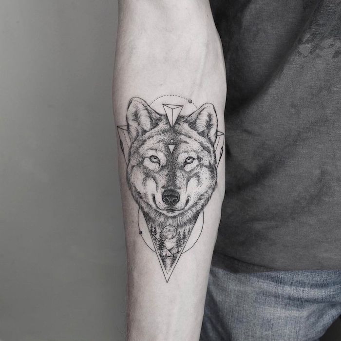 eine hand mit einem großen schwarzen wolf tattoo arm mkt einem wilden wolf mit einer schwarzen nase und kleinen weißen geometrischen formen
