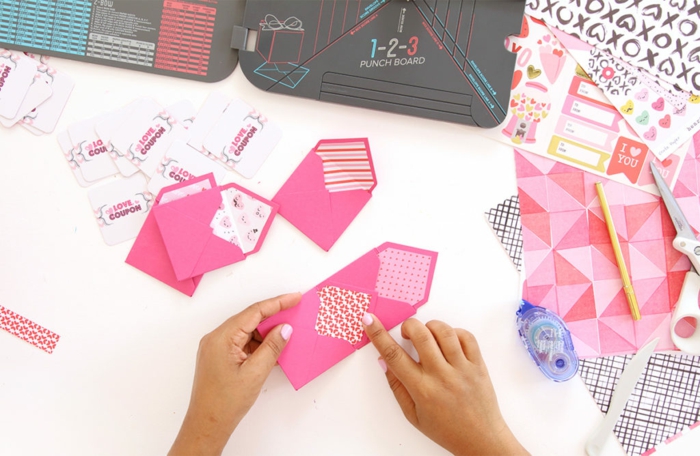 fünf rosa Briefumschlage mit kreativen Mustern, kleine Kartchen, Gutschein basteln und verpacken