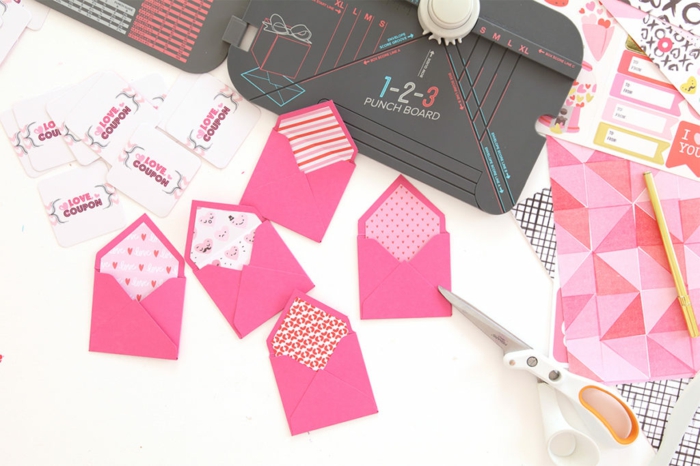 fünf rosa Briefumschläge und eine Menge Liebe Gutscheine, Gutschein basteln zum Valentinstag