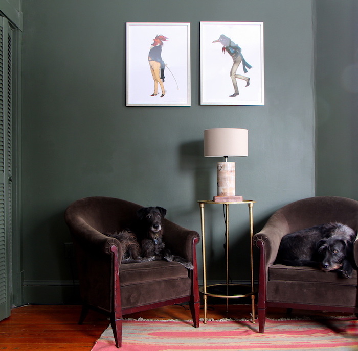 retro stil im wohnzimmer einrichten, zwei braune sessel aus samt, zwei hunde auf den sesseln, zwei bildern mit hahn