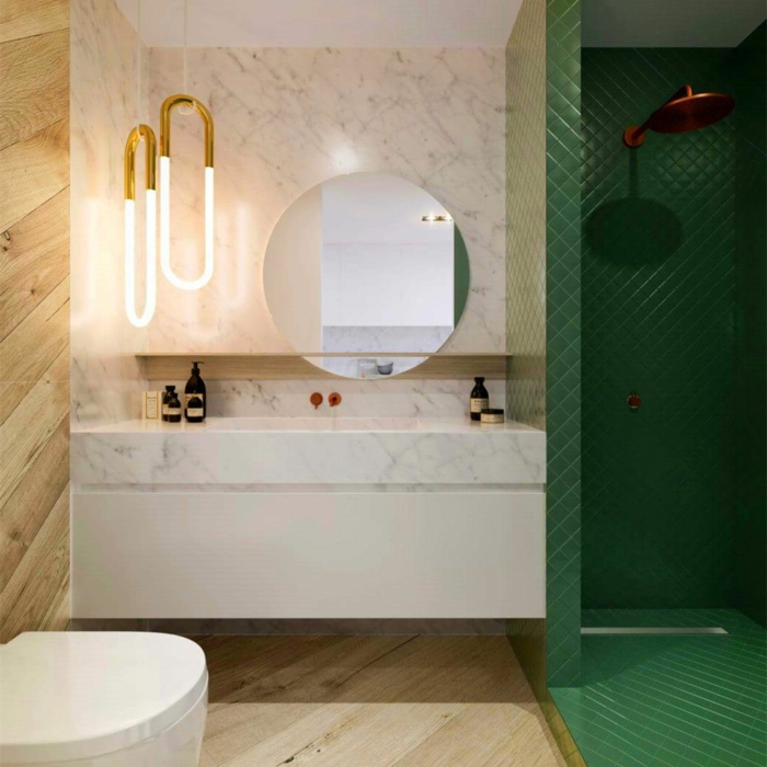 ein runder Spiegel, eine Kombination zwischen Marmor und Holz, Badideen, grüne Duschkabine
