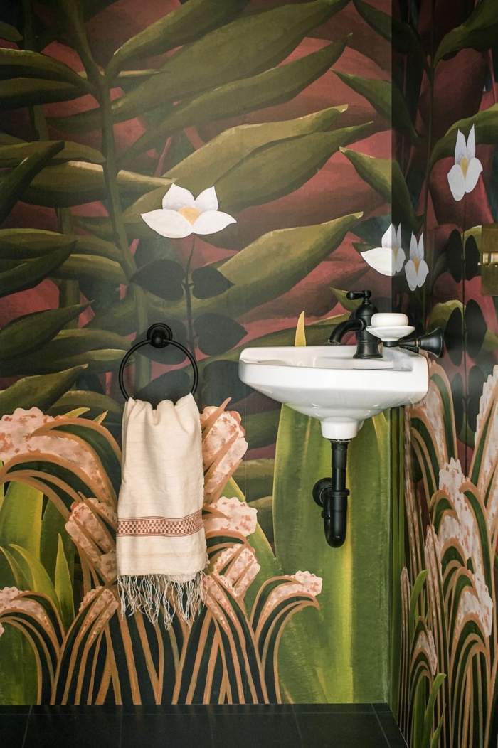 ein buntes Bild an den Wänden, weiße Blumen, ein kleines Waschbecken, Badezimmer Gestaltungsideen